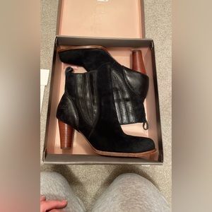 UGG Sheepskin/Leather Size 9.5